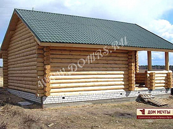 Рубленный дом с террасой фронтоны из бревна